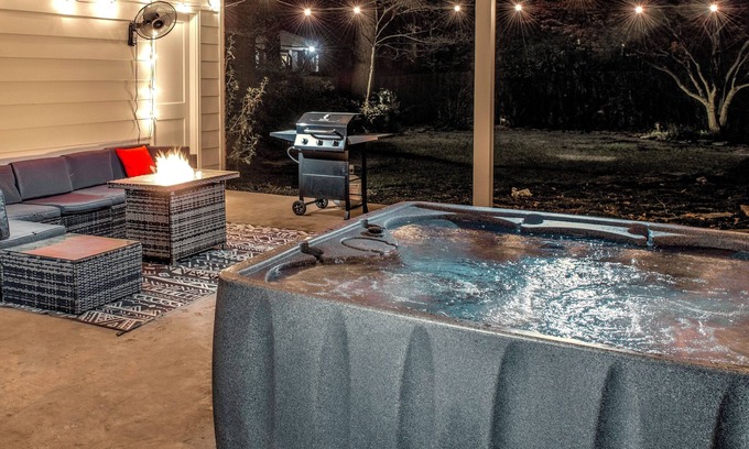 Ellendale House | Kirby House: Sleeps 16, King bed, Hot Tub, Game Rooms, Gym, Gated/Free Parking