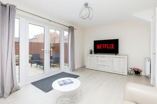 Stanley House | Kirkstall by Alt-Stay - 4 Bed Contractor, Corporate & Relocation Accommodation with 2x En Suites and King Beds plus Kitchen, Laundry, Parking, Workspaces, Smart TV and Fast Wi Fi - Long Stay Ready with Weekly and Monthly Rates