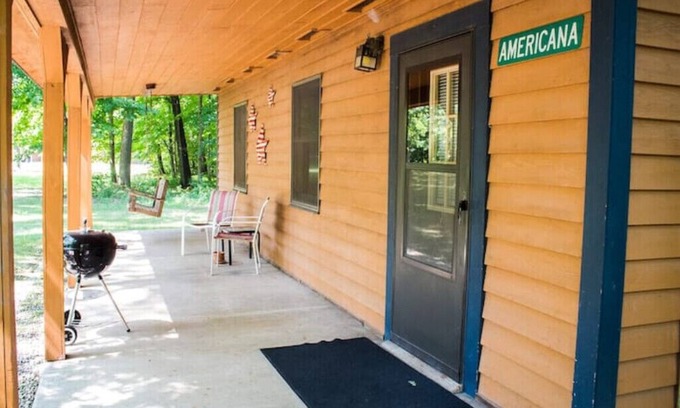 Triumph Cabin | Kishauwau's Starved Rock Area Cabins - Romantic Whirlpool Americana