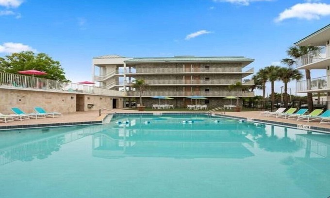 Historic Downtown Kissimmee Hotel | Kissimmee Inviting Room w 2 DBL Beds & Pool for Weekend Getaway