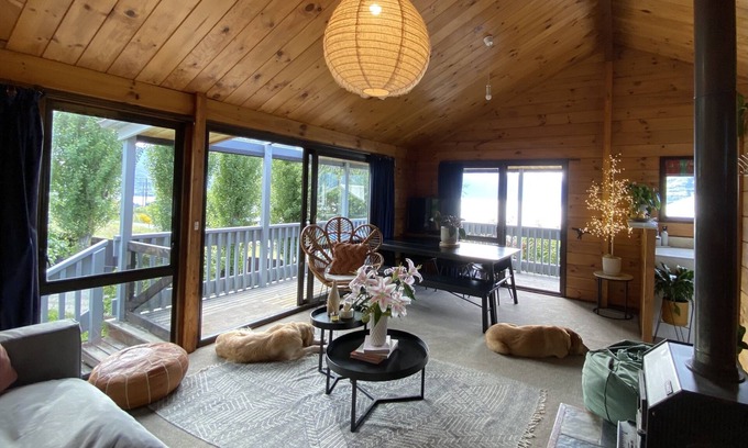 Fernhill House | Kiwi Bach vibes, lake views, close to town