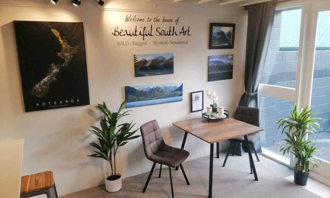 Invercargill Apartment | Kiwiana Art apartment , near city and Queens Park