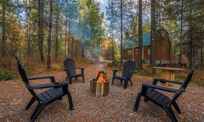 Coram Cabin | Knotty Pine, Fire Pit, AC, 7 Minutes to Glacier