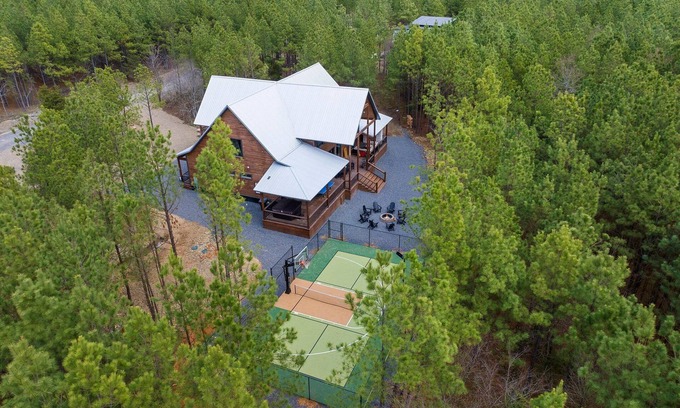 Pickens Cabin | Knotty Pines * Lit Pickleball & Basketball | EV | Pingpong |Pool Table | Hot tub