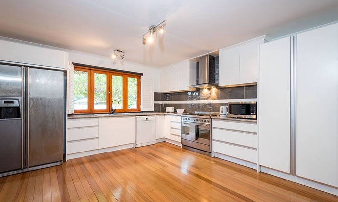 Burleigh Heads Apartment | Koala Park Beach House 350m from Tallebudgera Creek - Pet Friendly