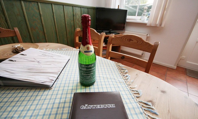 Groß Olversum Apartment | Komf. Apartment, 5 pers., 3 bedrooms, 2 bathrooms, near Sankt Peter-O. , right on the dike
