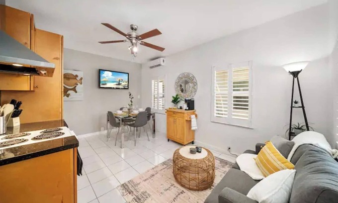 Hollywood Lakes Apartment | Komffy Intercoastal retreat King Bed, Free Parking