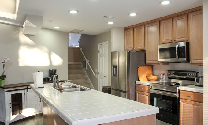 Wilmington House | Konas Loft - Modern Two Bedroom with spacious backyard
