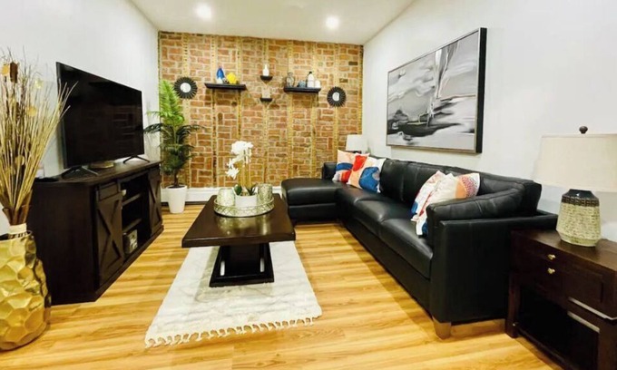 Bushwick Apartment | Kosciuszko Station | Spacious Luxury 3-Bed +Office