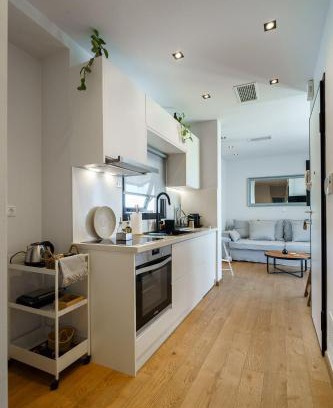 Petralona Apartment | Koukouvagia penthouse in Athens