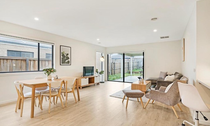 Greenvale House | KOZYGURU | Greenvale VIC | Roomy Charming | 7 Bed House + Free Parking