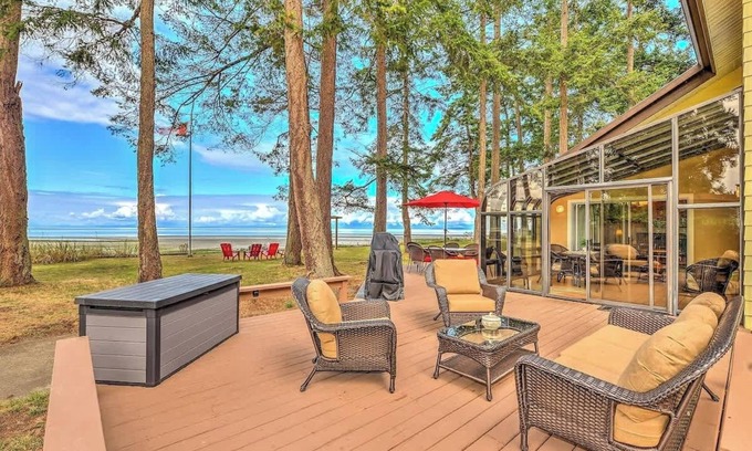 Comox House | Kye Bay Beach House Oceanfront Retreat