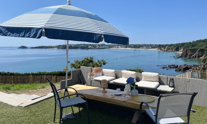 Plougonvelin House | "L'Abri côtier", exceptional location on the cliff with 180° sea view.