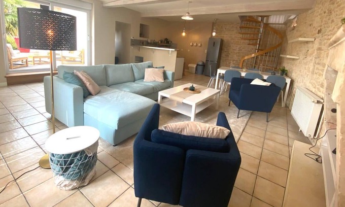 Poitiers House | L'Aqua: townhouse with large terrace