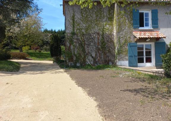 La Chapelle-de-Guinchay Apartment | l'EGLANTYNE