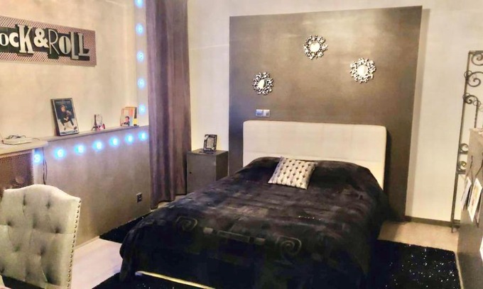 Laval House | L'Entrée des Artistes Chambre avec terrasse et salle de bain- LAVALOC