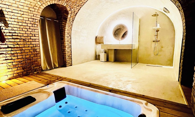 Centre Ville Apartment | L'ô de Jules apparently with spa