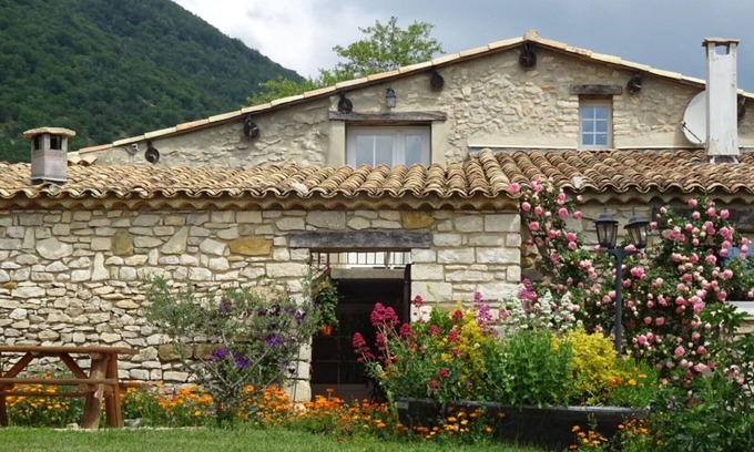 La Rochegiron Cottage | L'Olivier, charming gîte with swimming pool in Provence near Banon