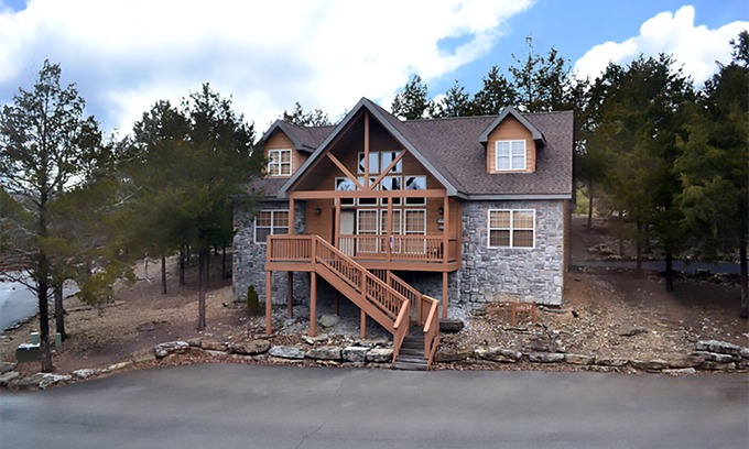 Branson West Cabin | L016, 4Br, 4Ba Beautiful Roark Creek Cabin