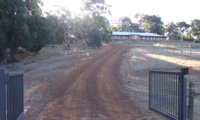 Lower Chittering House | La Belle Vue - Peaceful family retreat