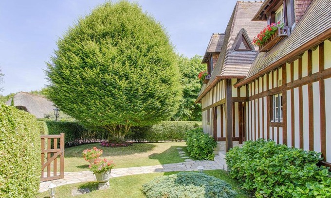 Tourgeville Villa | La Côte Fleurie - 5 Bdr - Garden & Jacuzzi - Tourgéville Plage