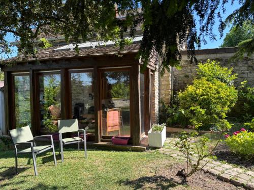 Villennes-sur-Seine Bed & Breakfast | La cabane au fond du jardin