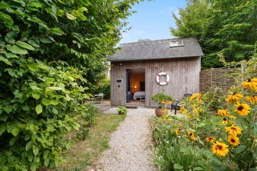 Pleudihen-sur-Rance Bed & Breakfast | La Cabane dans les charmes