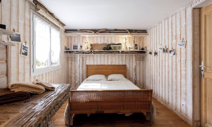 Cap-Ferret Bed & Breakfast | La Cabane de Bébert: Guest Room 'Marie En Lys' with Shared Terrace and Wi-Fi