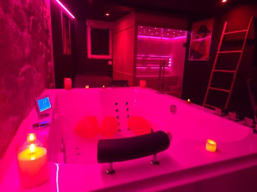 Hastings Villa | La Cachette Secrète - Maison romantique avec Balnéo et Sauna Privatif à Caen en Normandie