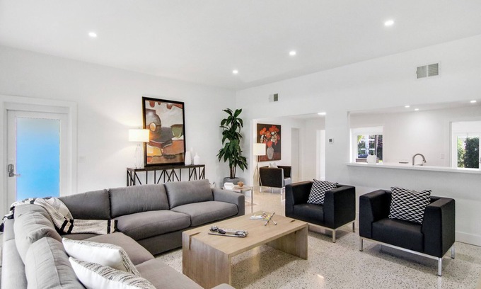 Delray Beach House | La Casa Blanca | Minutes from the Beach!
