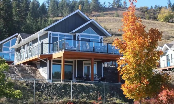 Central Okanagan House | La Casa Cottage Beach Vibe, Entire Home Lake Views