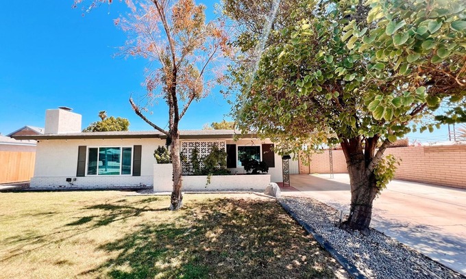 Yuma House | La Casa Grande – Spacious Retreat for Families & Groups