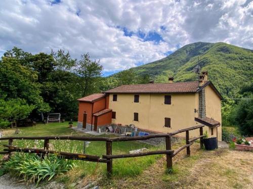 Cutigliano House | La casina rossa della fornace