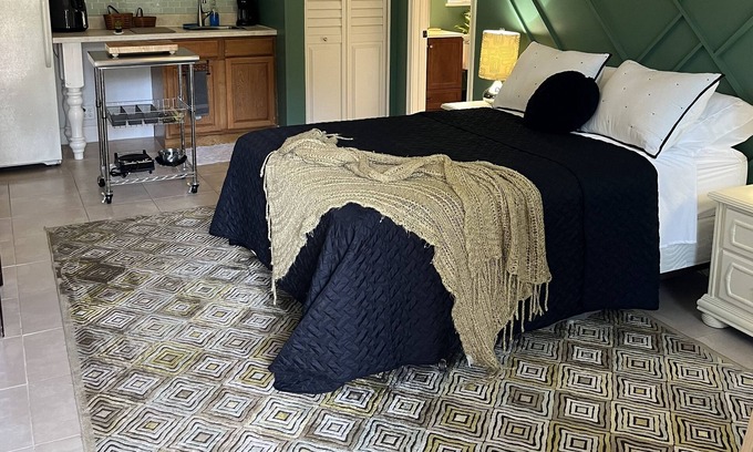 Arlington Apartment | La Casita at Jupiter. Stylish private studio with side yard. Centrally located.