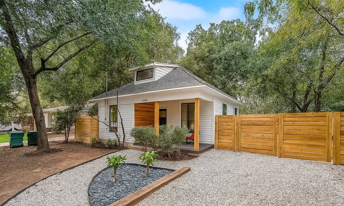 Denton House | La Casita - Cozy Modern Retreat near Downtown Denton TX - Stylish Comfort