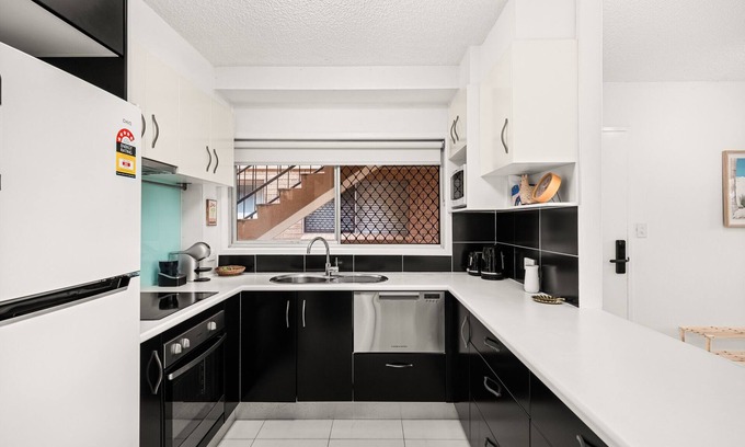 Burleigh Heads Apartment | La Casita De Siesta: 2-Beds, 200m from the Beach