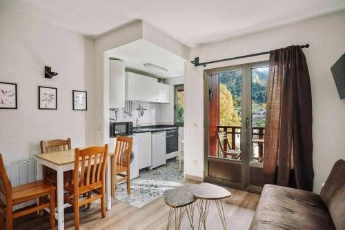 Sallent de Gallego Apartment | La Casita del Arbol by Cardi Suites