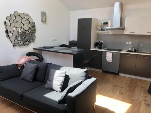 Bessenay Apartment | la cerisiere