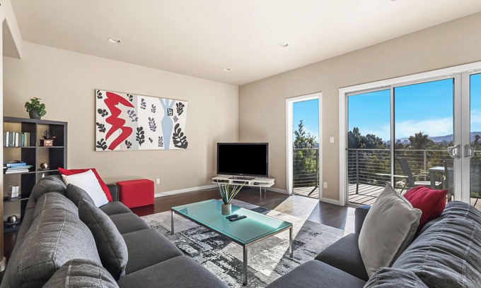 Los Feliz House | LA Chic Stunning Views & Sunsets close to Griffith Park Observatory & Hollywood