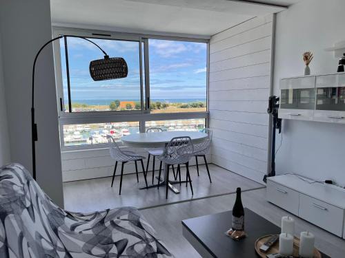Courseulles-sur-Mer Apartment | La Coquille - Coquet T2 à 200m Juno Beach & Plage