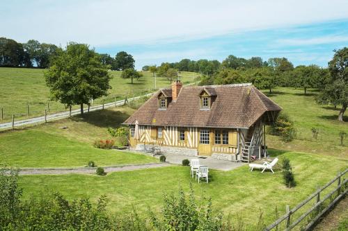 Douville-en-Auge House | La cour du manoir