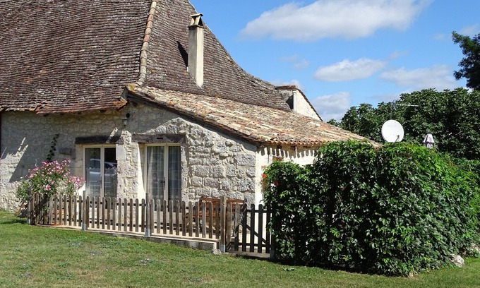 Monmarves House | La Crèche, Cottage of 75 m2 for 2 people with swimming pool, large park