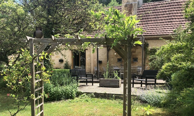 Les Eyzies Cottage | La Maison Bleue at Les Girouteaux 3 Lovely 4 Star Cottages with shared Pool