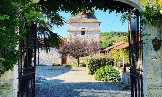 Sainte-Colombe-de-Villeneuve Cottage | La Ferme Gîte à la Campagne Avec Piscine Privative. Idéal Pour Grande Famille