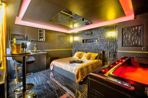 Macon Apartment | LA GOLDEN ROOM - Suite de Luxe avec Jacuzzi