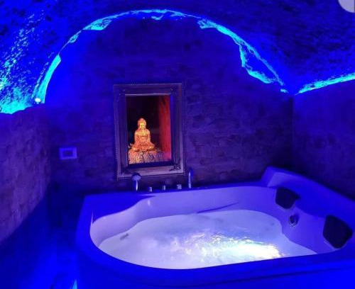 Fabrica di Roma House | La grotta romantica