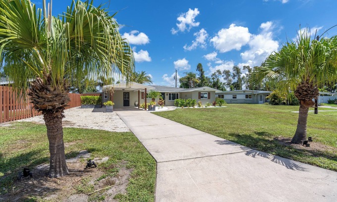 Sarasota House | La Hacienda/heated pool, hot tub, 6 mi to beach