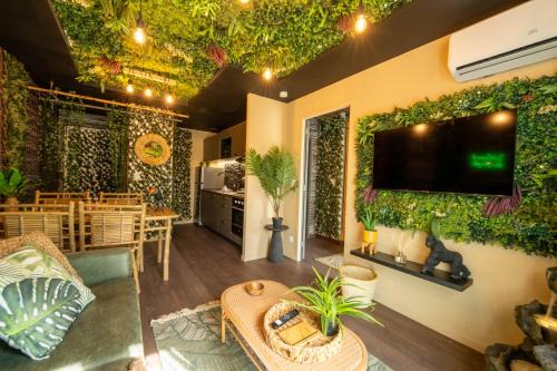 Hennebont Apartment | La Jungle Evasion, séjour immersif en famille