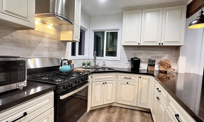 Los Angeles House | LA Living SoFI-LAX-Beach House w Gated Prkng