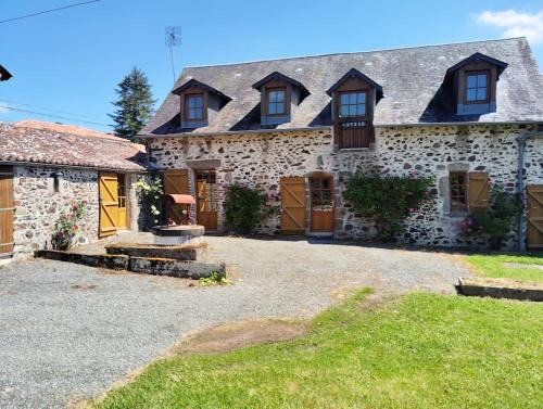 La Foret-sur-Sevre House | la longère du plessis Mornay, 30 min du Puy du fo, wifi, parking, jardin